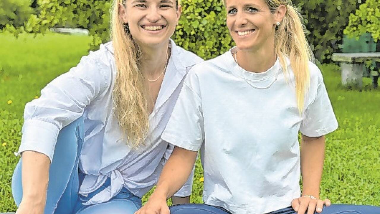 Julia, Lena und ihre gesunde Schüssel.  