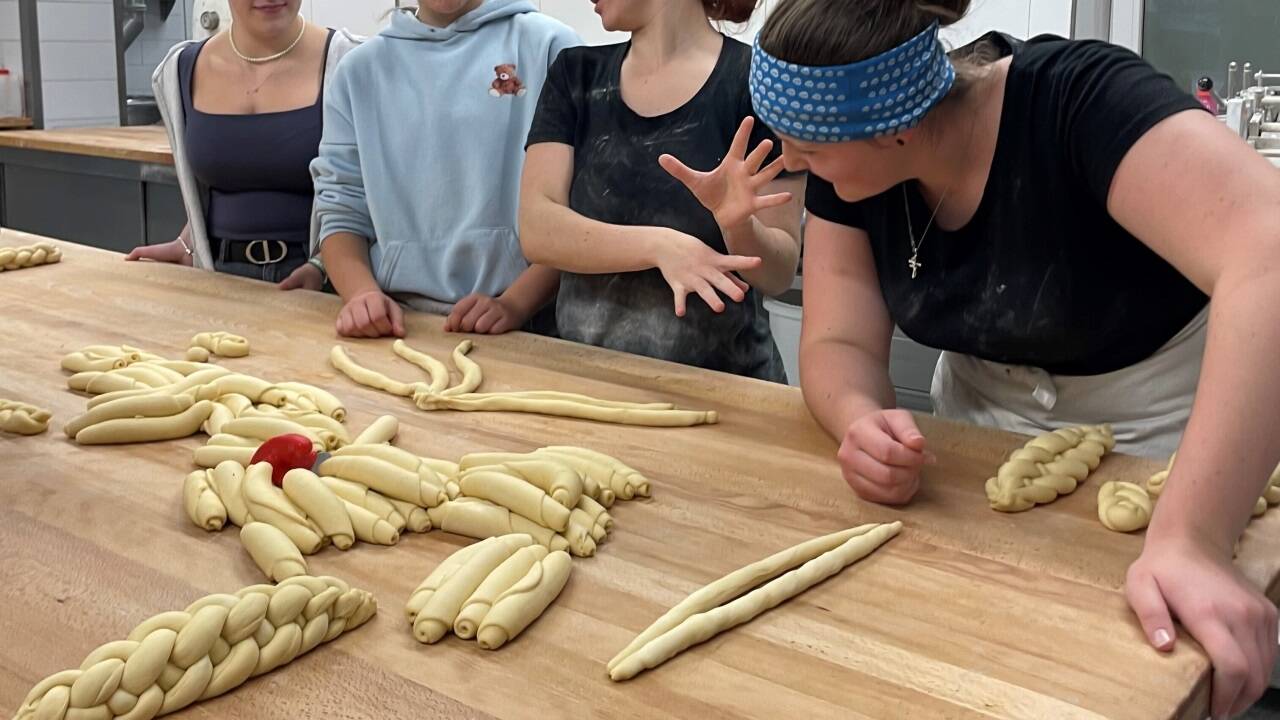 Ob mit oder ohne Rosinen: Der süße Zopf zu Allerheiligen muss in weiten ... Ob mit oder ohne Rosinen: Der süße Zopf zu Allerheiligen muss in weiten ...