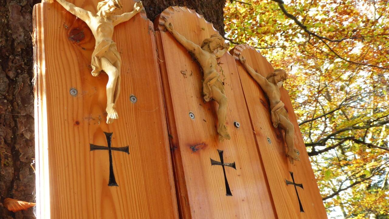 Die Totenbretter an der Kreuzfichte am Fuß des Lidaun.  