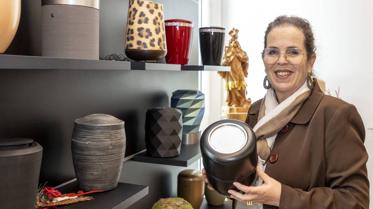 Barbara Perkmann-Jung: „Auch bei uns steigt die Nachfrage nach Urnen, in denen man den Verstorbenen mit nach Hause nehmen kann.“   Barbara Perkmann-Jung: „Auch bei uns steigt die Nachfrage nach Urnen, in denen man den Verstorbenen mit nach Hause nehmen kann.“