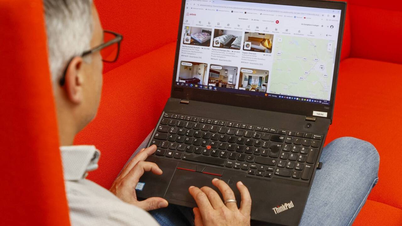 Auf Plattformen wie Airbnb werden auch Wohnungen angeboten, die eigentlich gar nicht touristisch vermietet werden dürften. Dafür ist nämlich eine Widmung notwendig. 