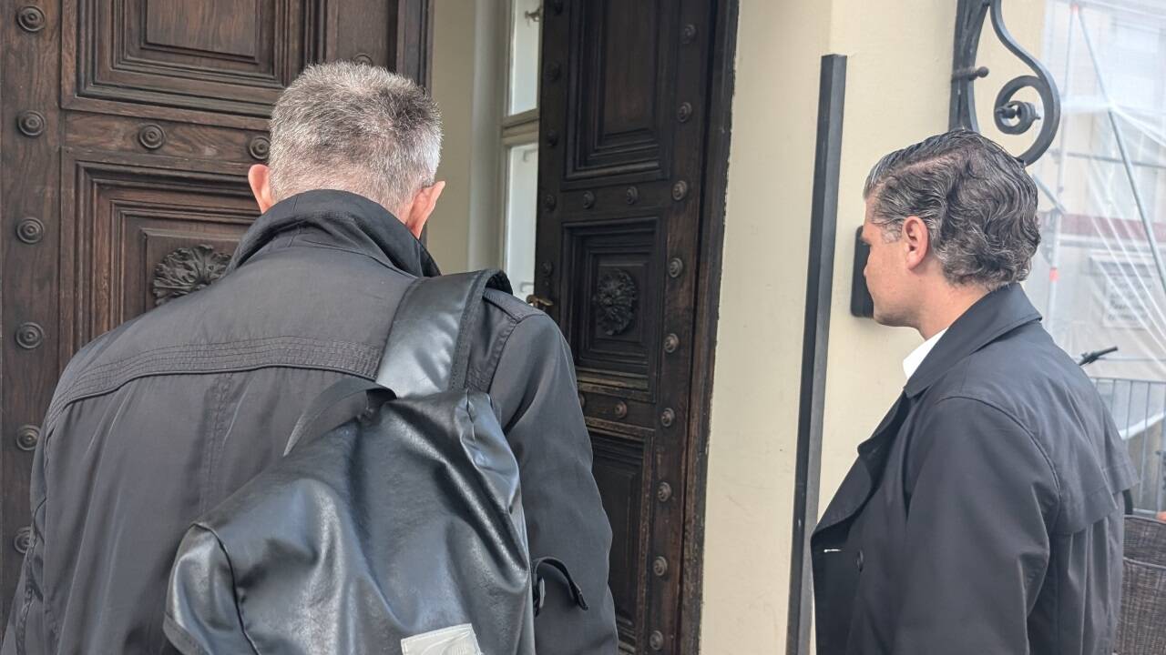 Magistratsbedienstete in Salzburg kontrollieren, ob Wohnungen illegal vermietet sind. 