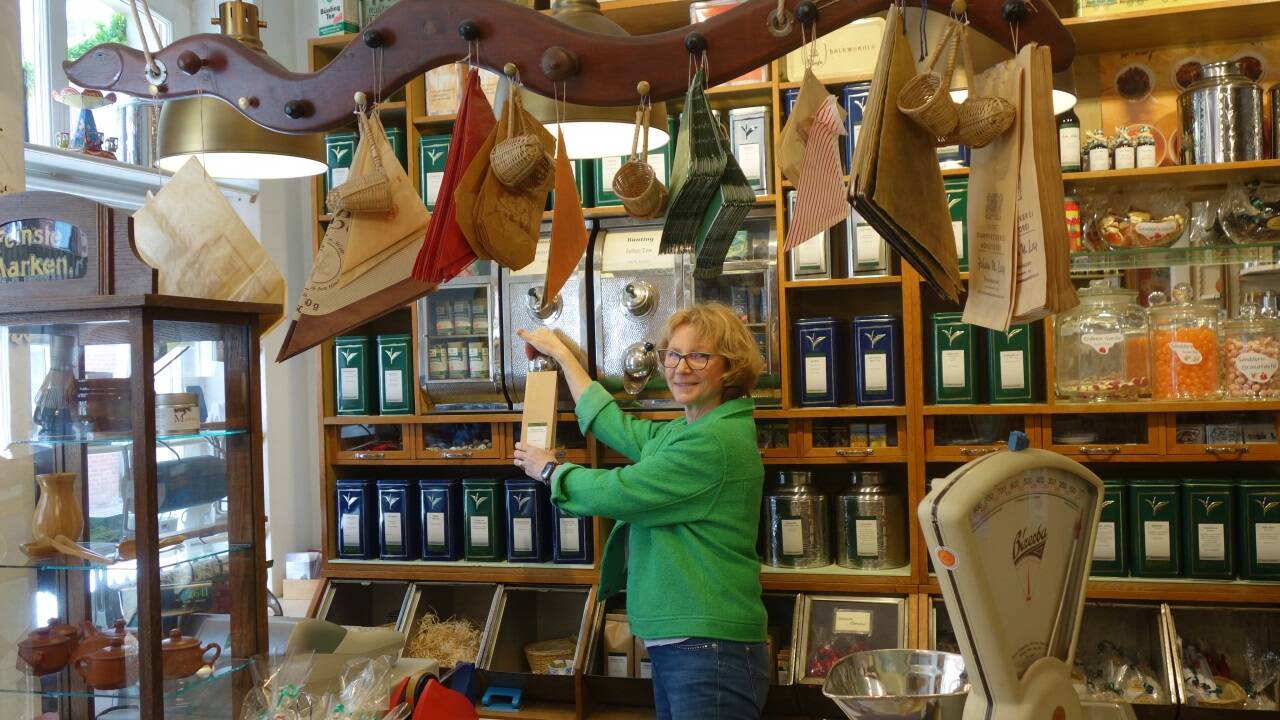 Einkaufen bei der Expertin: Celia Brandenburger in ihrem Büntinger Teeladen.   Einkaufen bei der Expertin: Celia Brandenburger in ihrem Büntinger Teeladen.