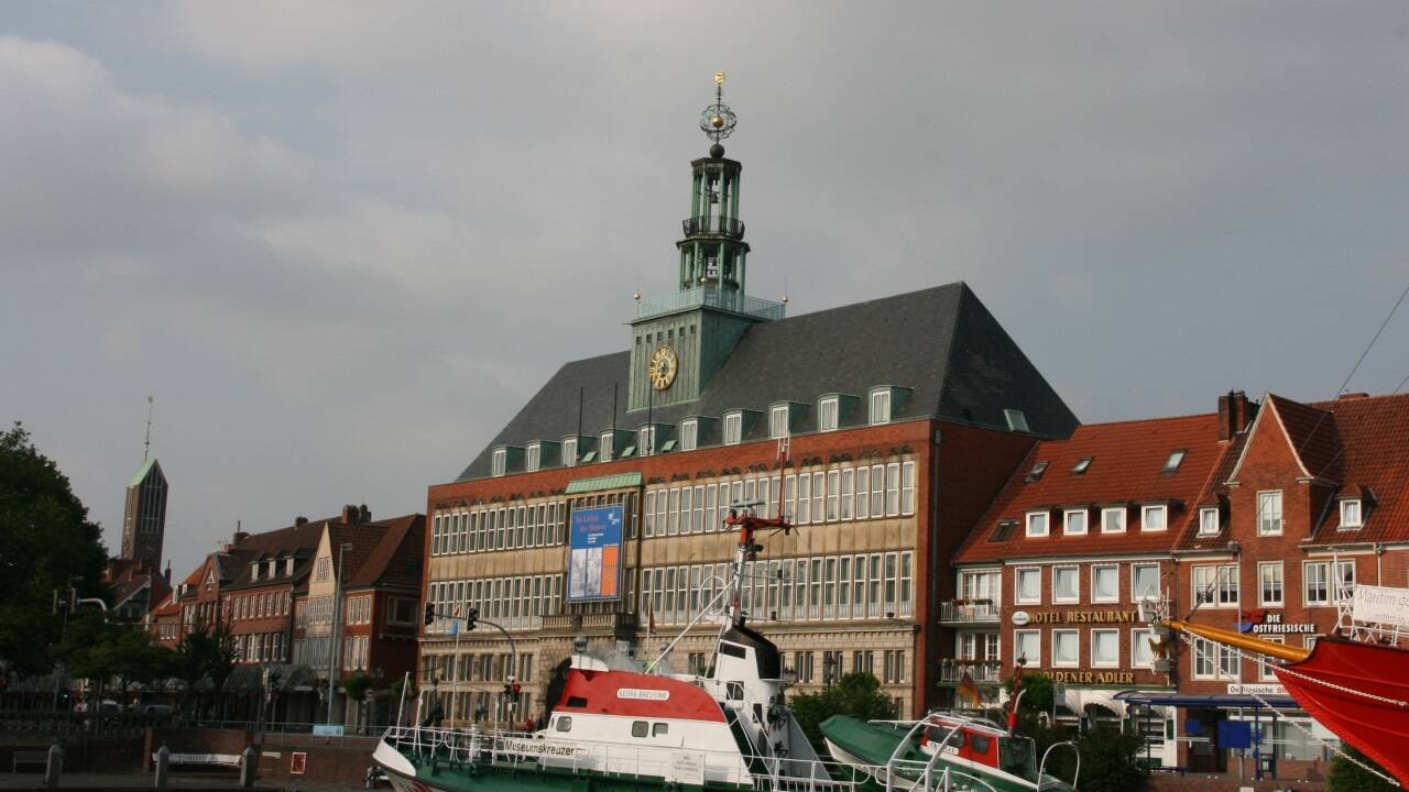 Grauer Himmel über dem Hafen von Leer: ab in die Teestube.  Grauer Himmel über dem Hafen von Leer: ab in die Teestube.