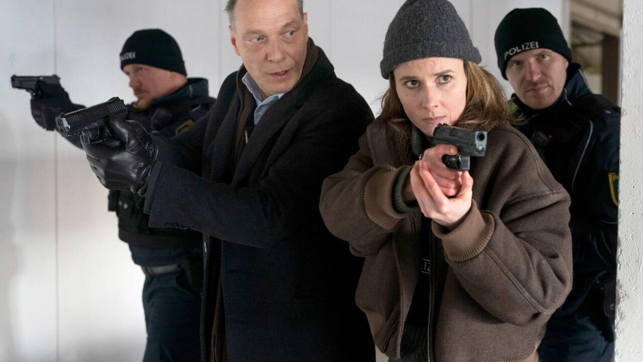 Peter Schnabel (Martin Brambach), Karin Gorniak (Karin Hanczewski) und weitere Polizisten stürmen die Werkstatt von Marek Krug, da sie Schüsse gehört haben. 