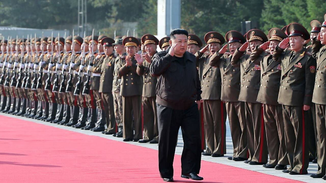 Nordkoreas Machthaber Kim Jong-un bei einer Militärparade 