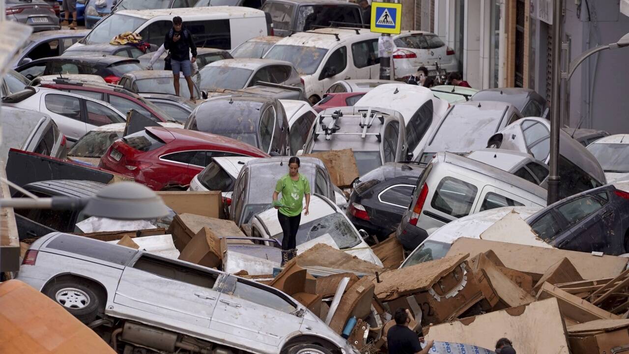 Die Flucht machte aus dieser Straße in Valencia eine Halde aus demolierten Autos. 