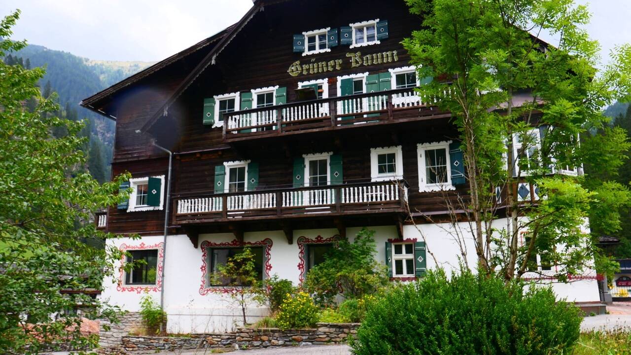 Glorreiche Vergangenheit, triste Gegenwart: das Hoteldorf Grüner Baum im Kötschachtal. Glorreiche Vergangenheit, triste Gegenwart: das Hoteldorf Grüner Baum im Kötschachtal.