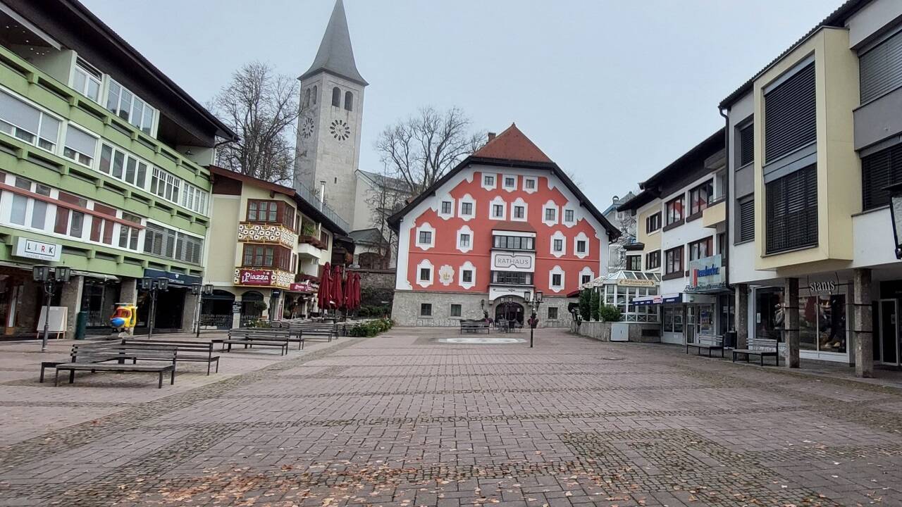 Der Rathausplatz in Saalfelden soll attraktiver werden. Hinter den Gebäuden rechts wartet das Liendlwirt-Gelände seit 2020 auf eine Bebauung.  Der Rathausplatz in Saalfelden soll attraktiver werden. Hinter den Gebäuden rechts wartet das Liendlwirt-Gelände seit 2020 auf eine Bebauung.
