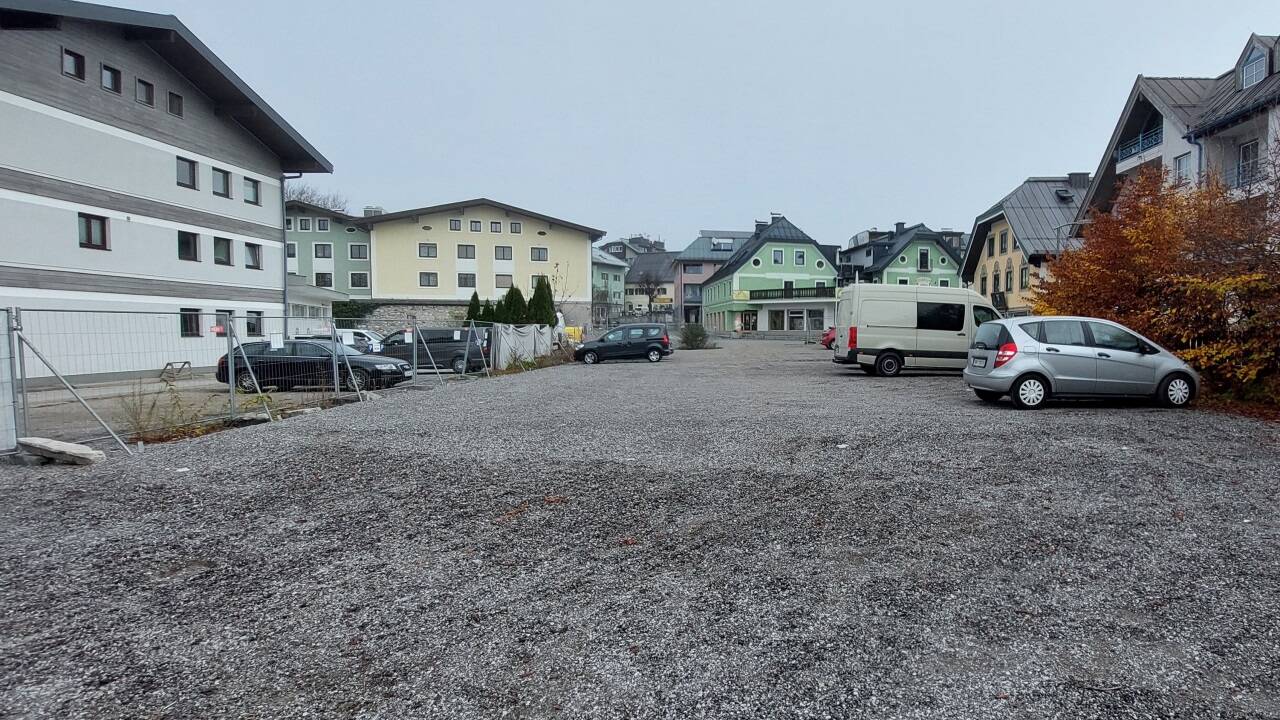 Seit hier 2020 drei historische Häuser abgerissen worden sind, wird die Fläche als Parkplatz genützt.  Seit hier 2020 drei historische Häuser abgerissen worden sind, wird die Fläche als Parkplatz genützt.