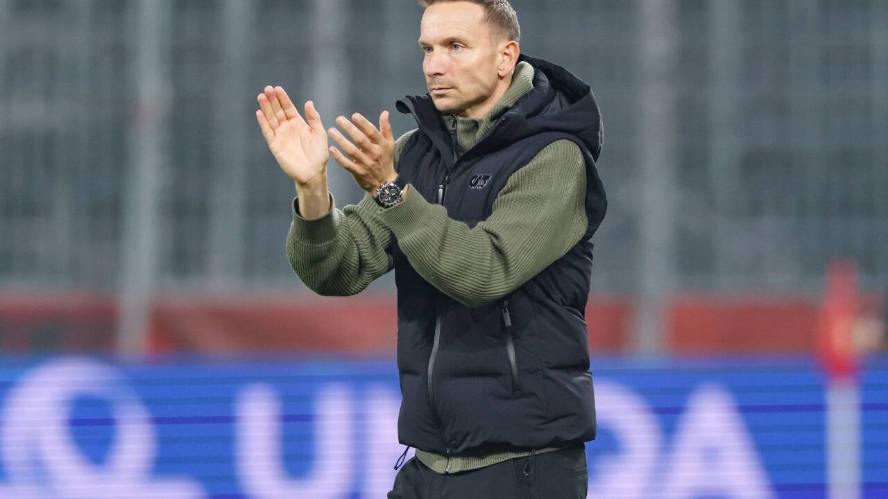 Trainer Pep Lijnders applaudiert. 