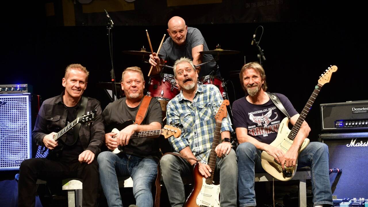 Im Bild vorne von links: Reini Rank (Gitarre), Charly Maier (Bass), Robert Altendorfer (Gitarre, Gesang), Tom Jelinek (Gesang, Gitarre). Hinten: Eric Voggenberger (Schlagzeug). 