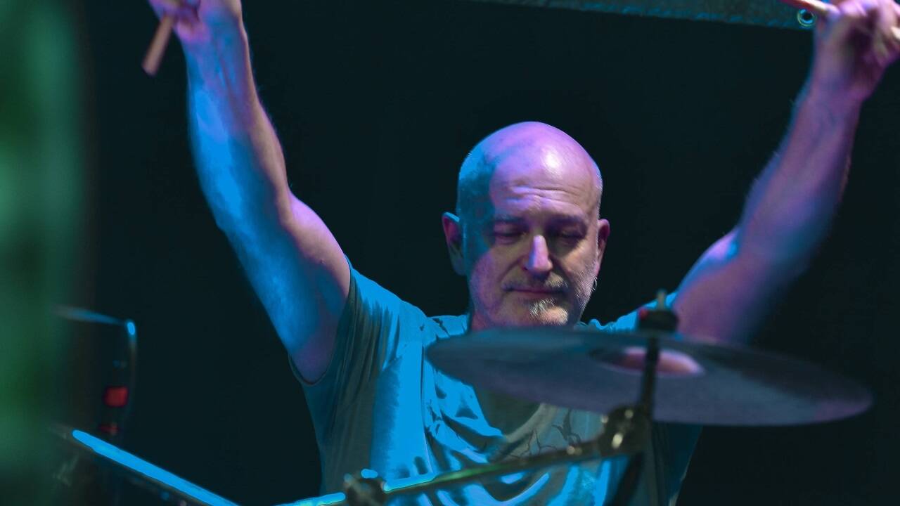 Eric Voggenberger (Schlagzeug). 