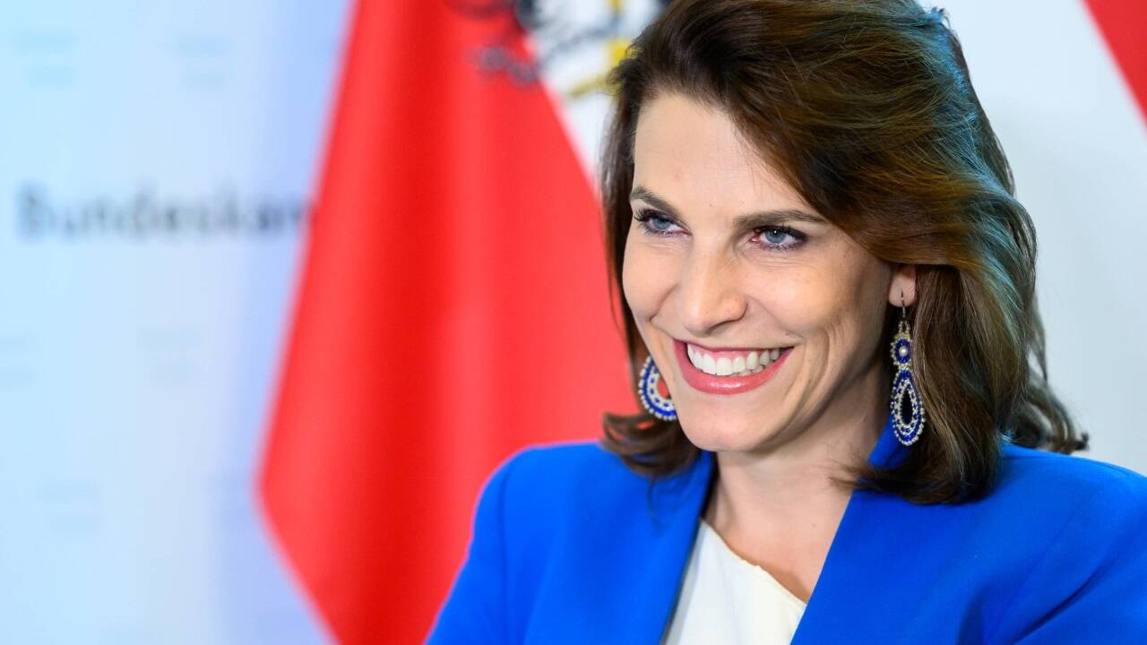 Karoline Edtstadler zieht sich zurück. Karoline Edtstadler zieht sich zurück.
