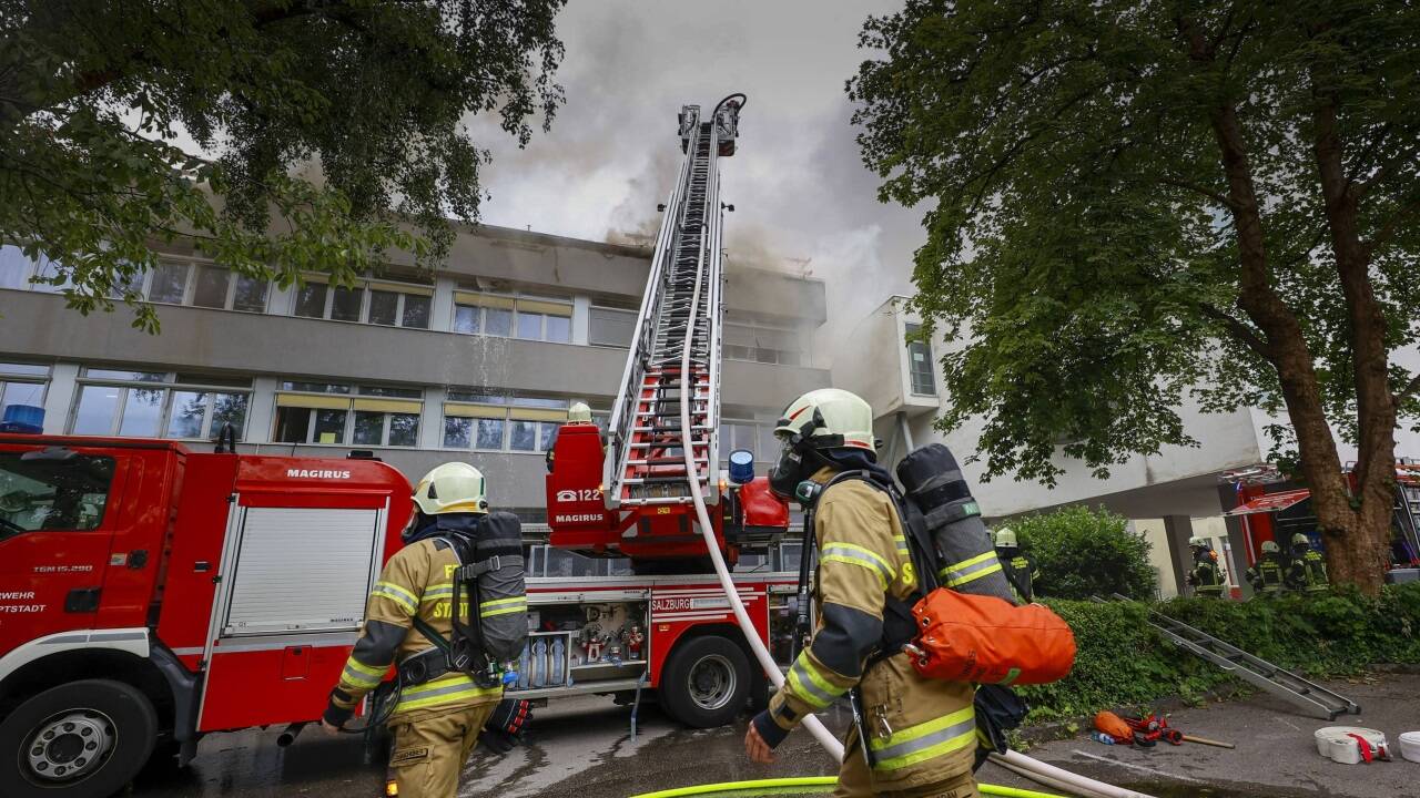 Im Juli 2022 hatte ein Brand auf dem Dach der HAK 1 in Salzburg einen Millionenschaden verursacht. Am Montag wird die sanierte Schule wiedereröffnet.  