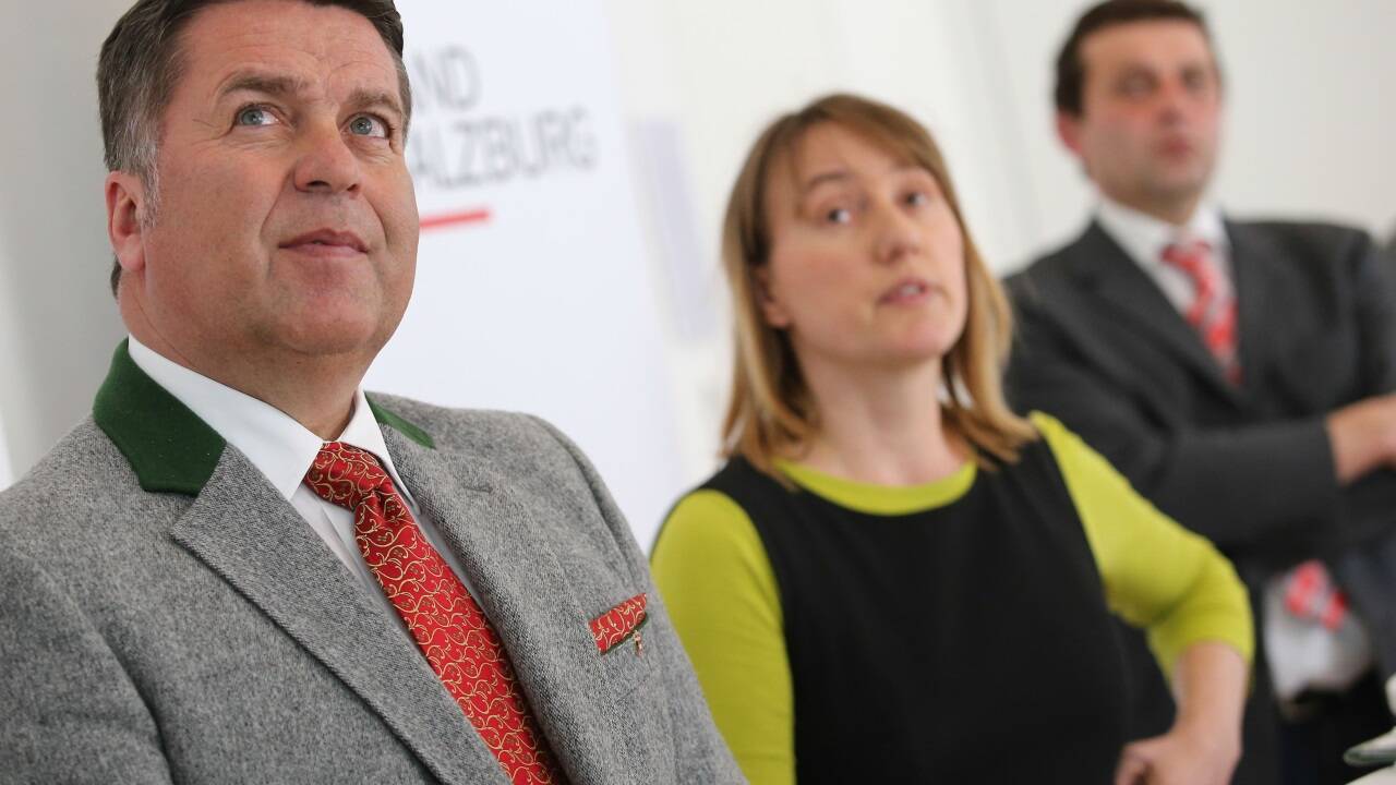 Mitte März 2015 hieß es: Studie gibt klare Empfehlung für Bau einer Stadt-Regionalbahn. Verkehrslandesrat Hans Mayr (bei besagter Präsentation im Bild) sagte: „Die Jahrzehnte andauernden Diskussionen können wir ad acta legen.“ 