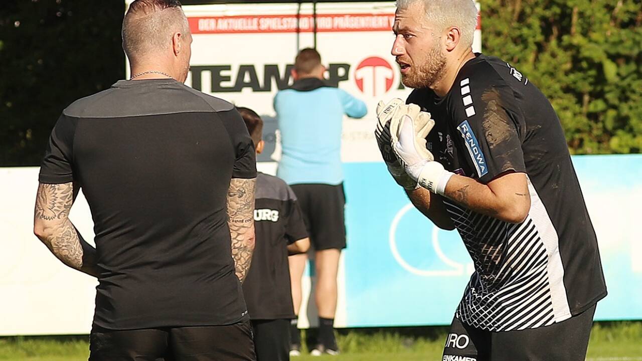 Goalie Manuel Kalman (r.) und Trainer Christian Schaider müssen eine bittere 0:2-Niederlage gegen Dornbirn verdauen.  