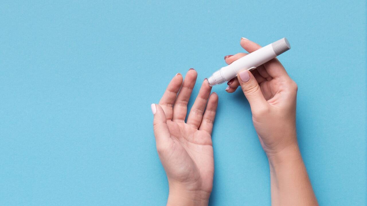 Diabetiker müssen ihren Blutzucker- und Insulinspiegel häufig testen.  