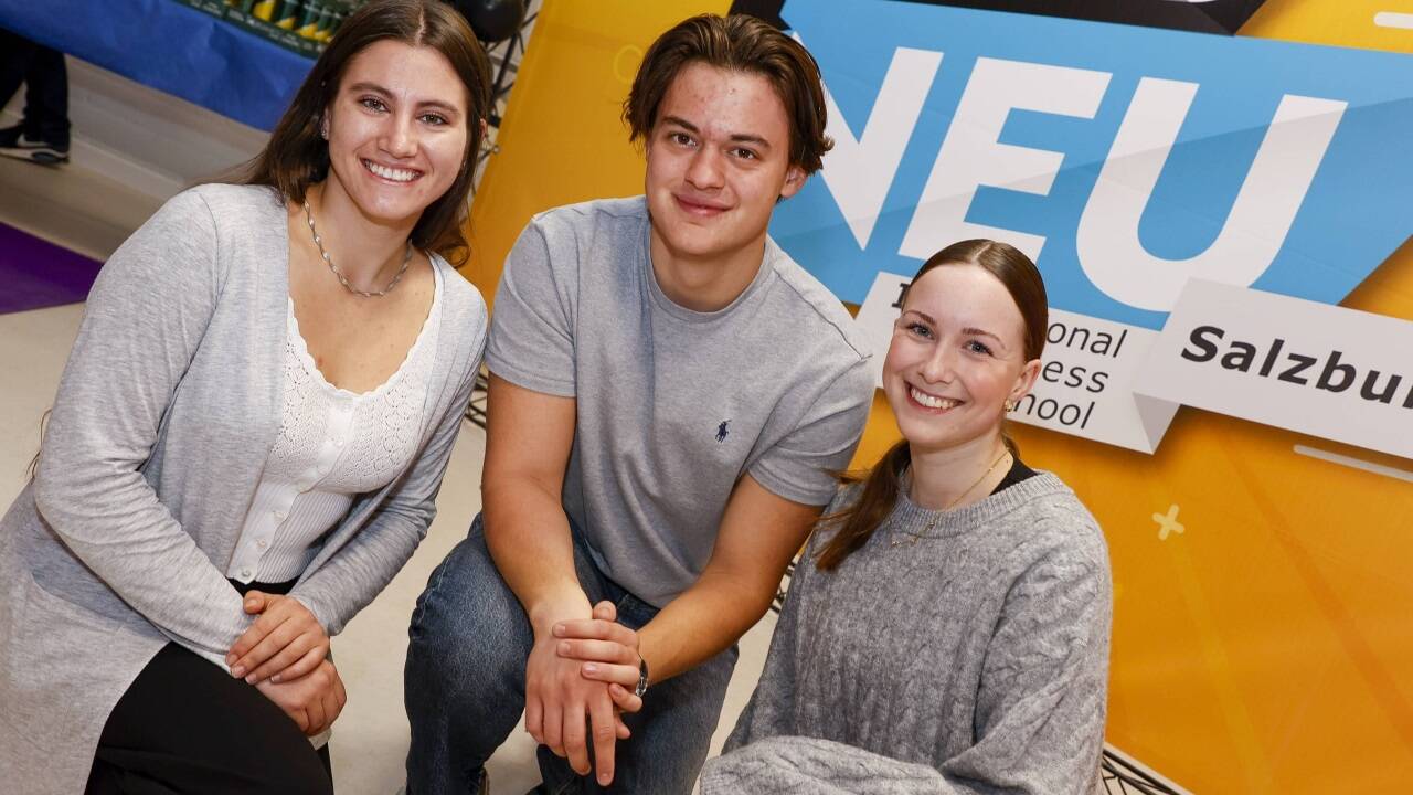 Angelina Pucci (l.), Patricia Eder und Matteo Winkelmeier aus der 4BK der HAK 1 freuen sich über die Rückkehr in die generalsanierte Schule.  