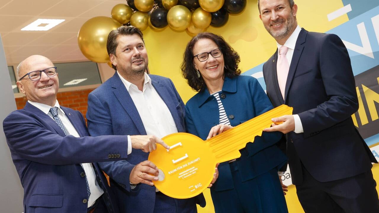 Bildungsdirektor Rudolf Mair, Schulleiter Thomas Heidinger, Landesrätin Daniela Gutschi und Teamleiter Bernhard Paradeiser von der BIG.  