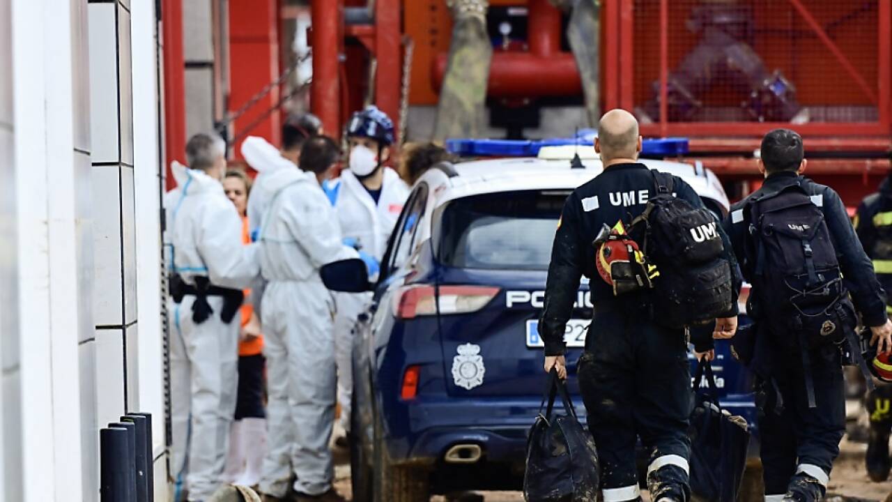 Einsatzkräfte vor Parkgarage in Alfafar in der Region Valencia 