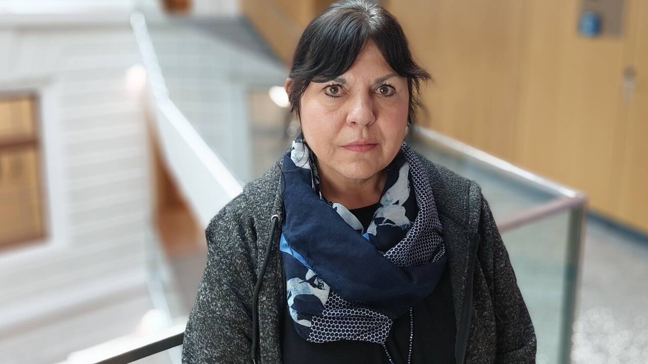 Die Trafikantin Angelika Stabau am Montag (4. November 2024) als Zeugin im Landesgericht Salzburg. 