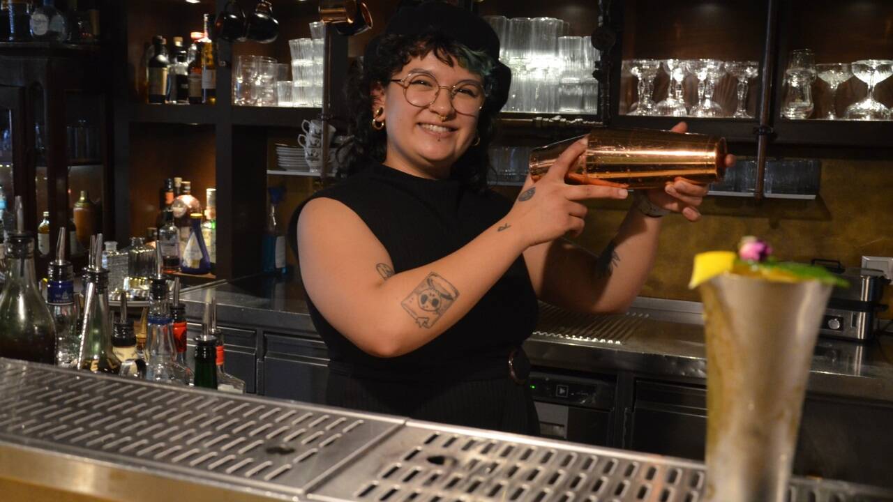 Johanna Luger an ihrem Arbeitsplatz in der Burdock Bar in Schallmoos. 