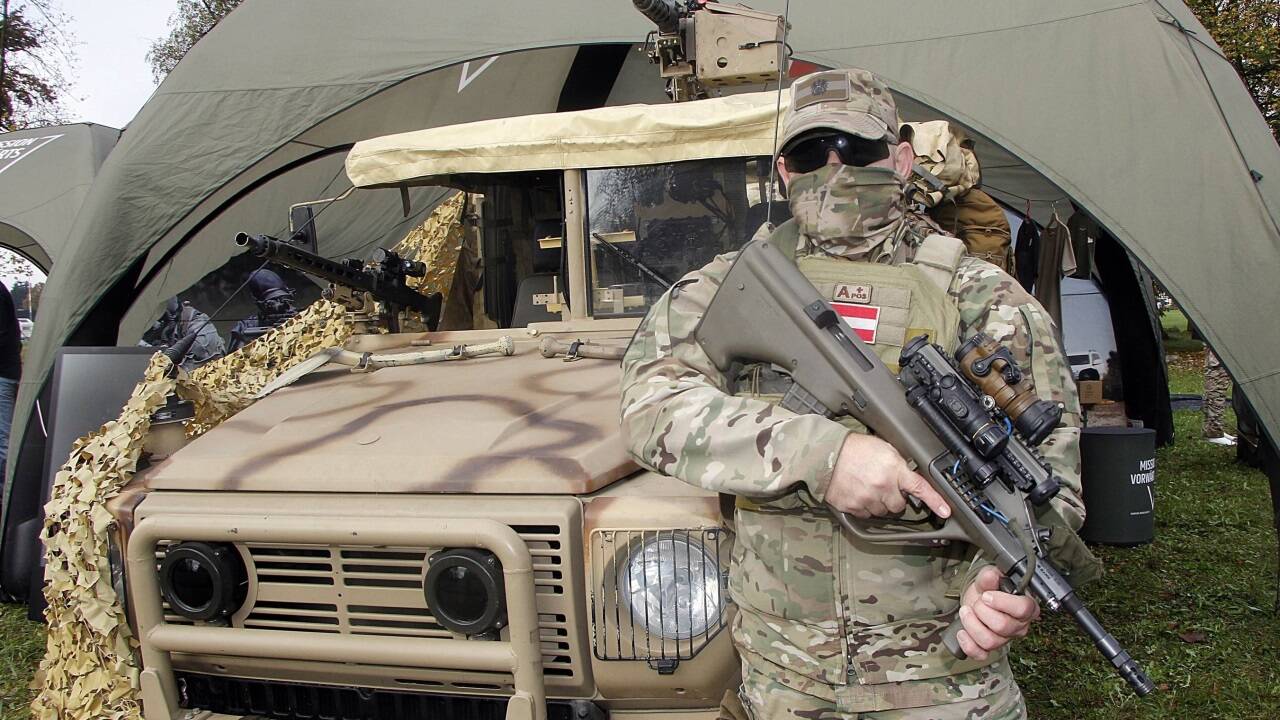  Ein Soldat des Jagdkommandos am Nationalfeiertag in der Schwarzenbergkaserne in Wals-Siezenheim.  