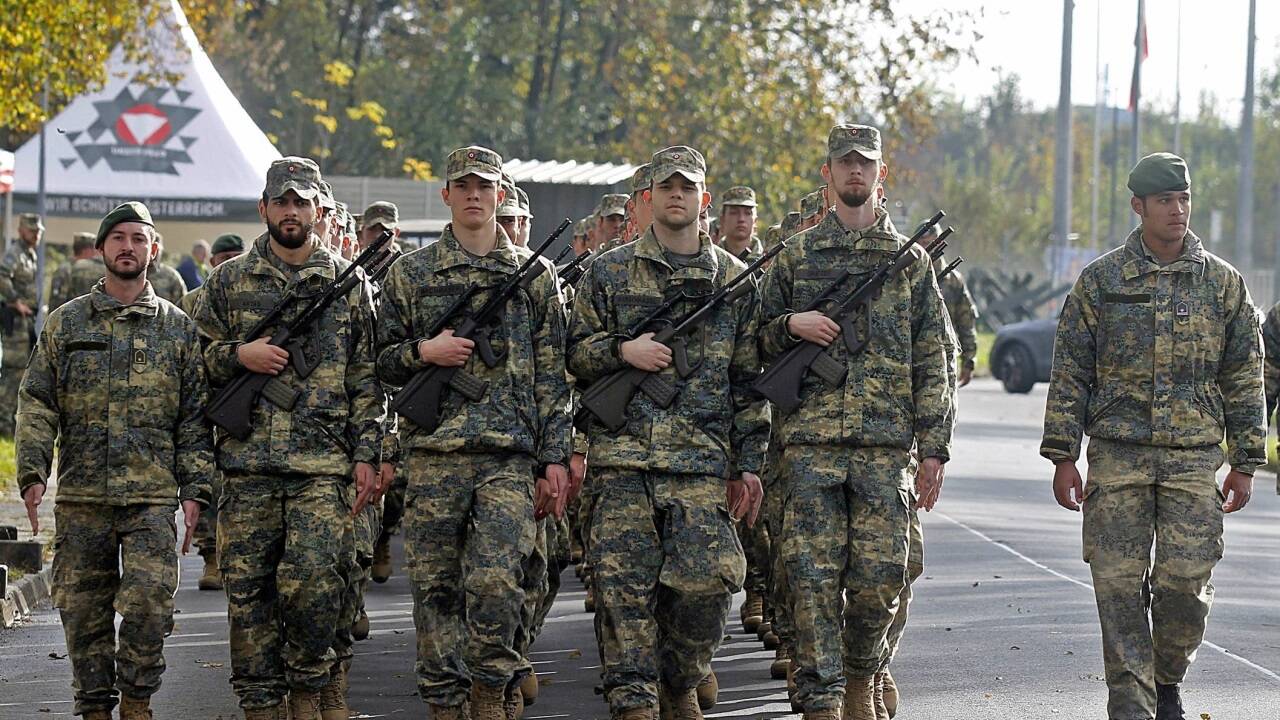 Soldaten beim Exerzierdienst in der Schwarzenbergkaserne am 25. Oktober 2026. 