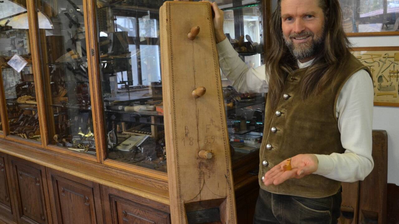Franz Göllner aus Bergheim ist als Kunsttischler auf die Restaurierung antiker Möbel spezialisiert. 