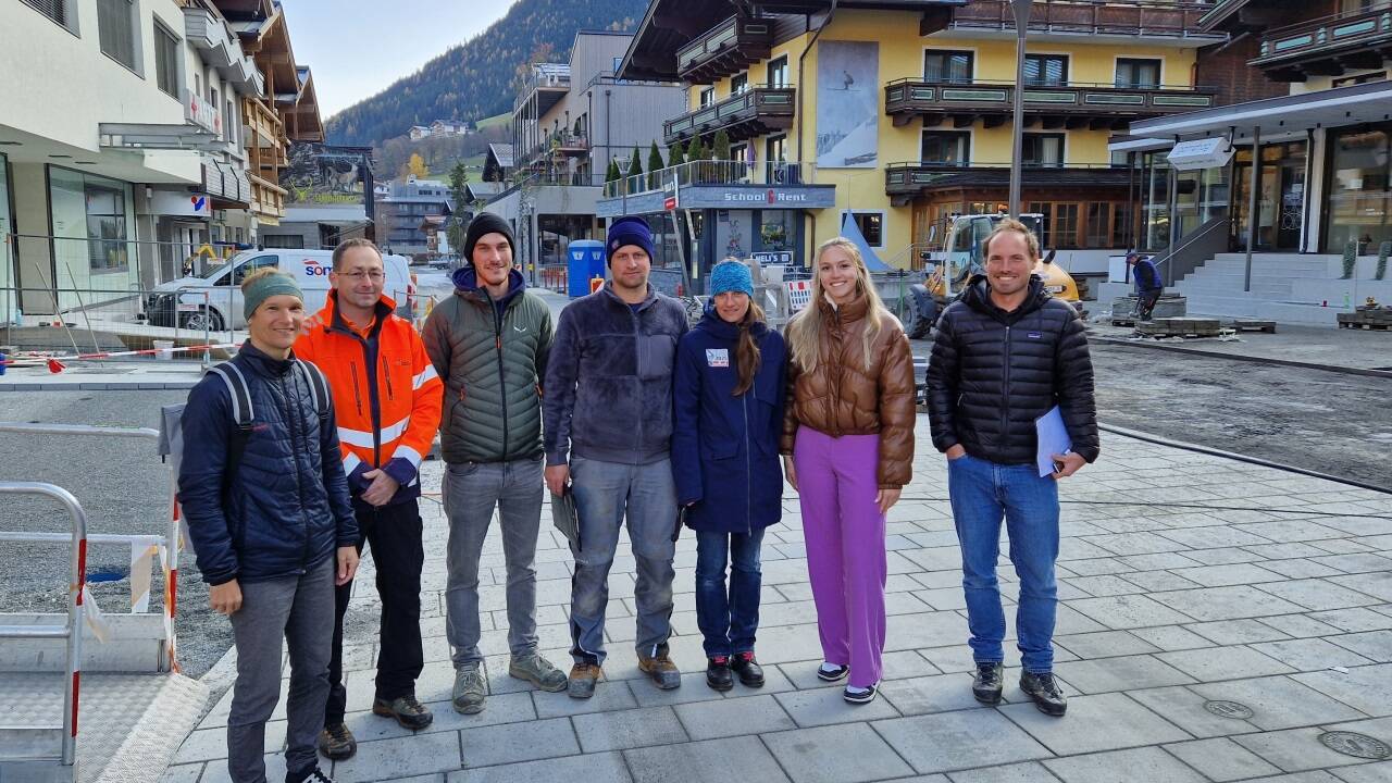 Baubesprechung in der Hinterglemmer Dorfstraße: Thomas Gimpl (Atelier 3), Thomas Mittermaier (Bauhof), Eddi Fatkic, Martin Huber (beide Swietelsky), Manuela Wolf (Saalbach 2025 Projekt- & Infrastruktur GmbH), Tabitha Schwaiger (Atelier 3) und Lukas Griessner (Technisches Büro Podlesak).  