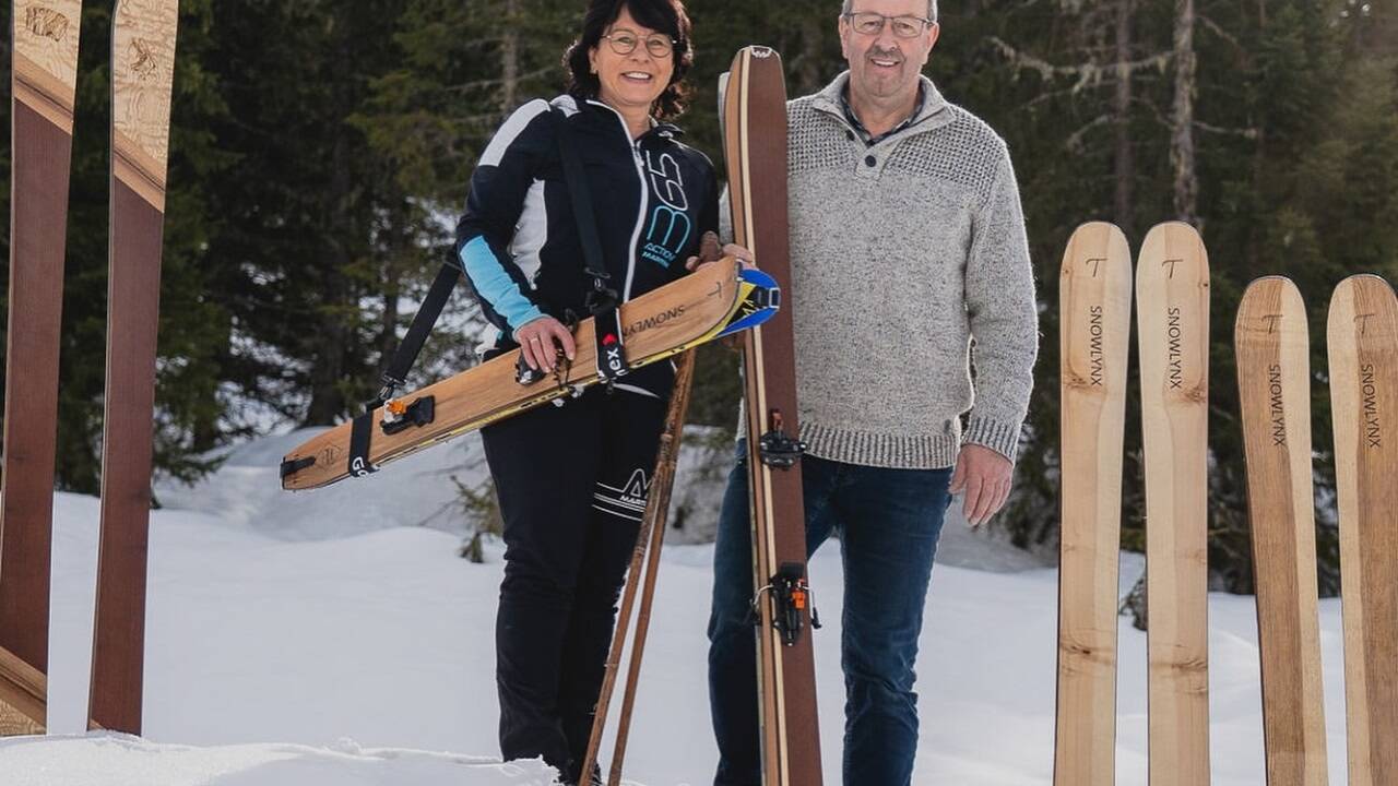 Auf ihrem Lieblingsskitourenberg, dem Hochkeil: Greti und Rupert Thurner mit ihren selbst gebauten Holzski. Thurner Skimanufaktur 