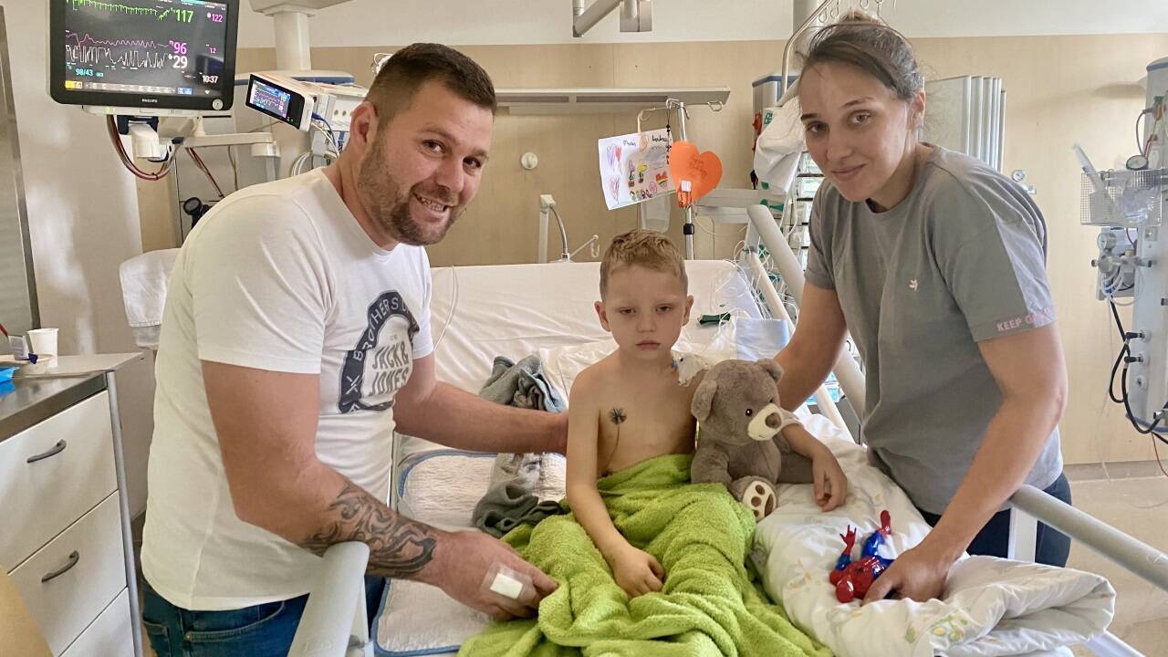 Der kleine Levi-Matthias mit seinen Eltern: Nach den Strapazen der vergangenen Tage ist ihm die Müdigkeit noch anzusehen. Der kleine Levi-Matthias mit seinen Eltern: Nach den Strapazen der vergangenen Tage ist ihm die Müdigkeit noch anzusehen.