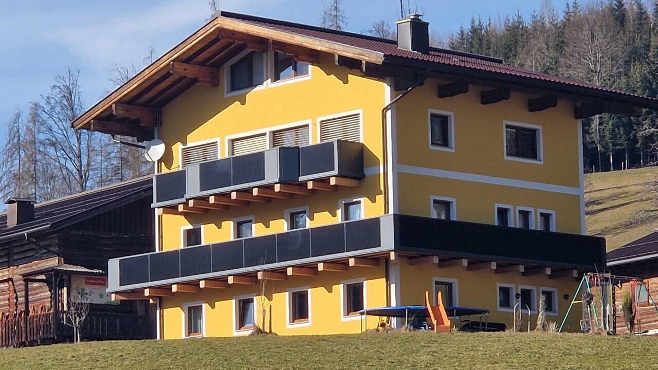 Der Vorteil gegenüber herkömmlichen Solarpaneelen auf dem Dach: Solarbalkone verschmutzen nicht durch Blütenstaub, Sand oder Vogelkot. 
