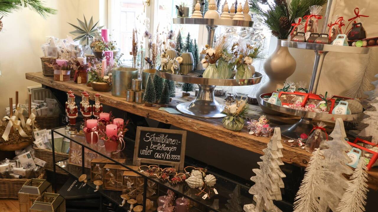 Geschenk- und Floristikartikel gibt es in einem im Café integrierten Shop – mit weiteren lokalen Produkten.  