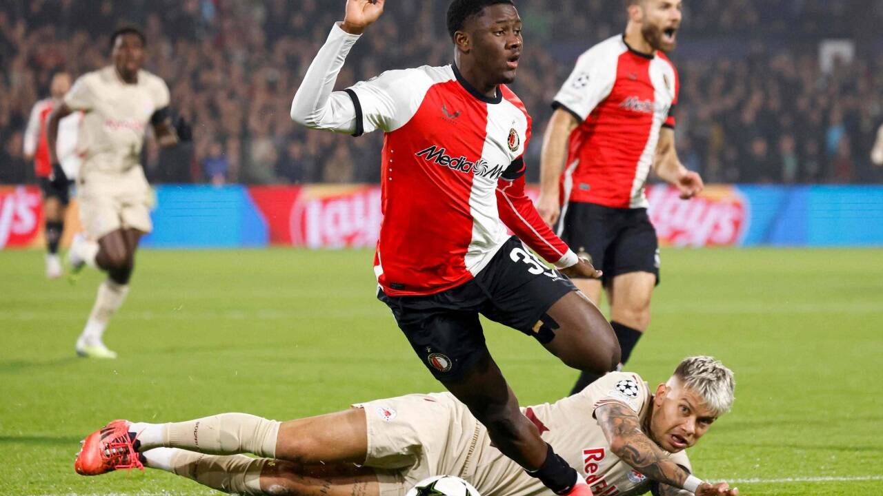 Kamil Piatkowski verteidigt gegen Ibrahim Osman. 