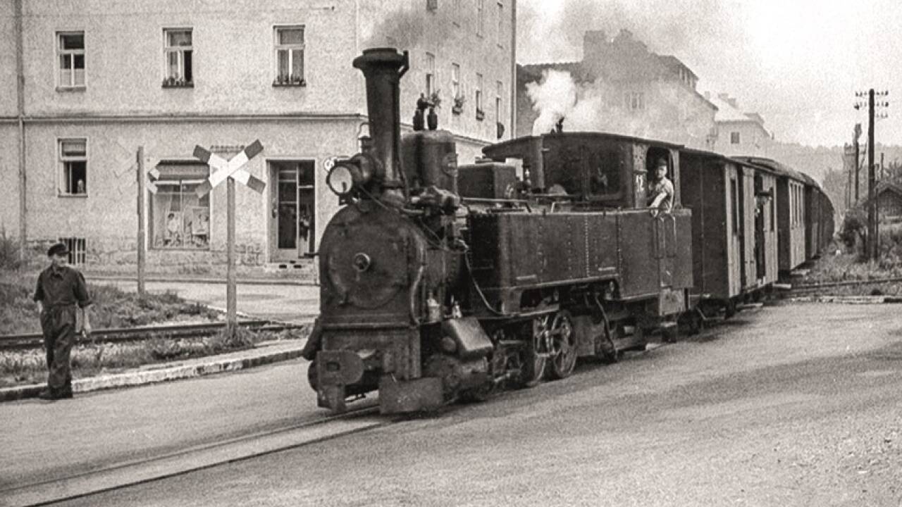 Mit Volldampf durch Itzling: Bis zur Einstellung im Jahr 1957 gehörte die Ischlerbahn zum Stadtbild.<br /> 