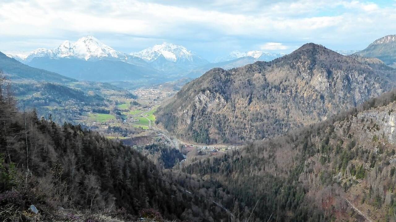 Die Blickachse von der Lerchecker Wand über Berchtesgaden zum Watzmann. 