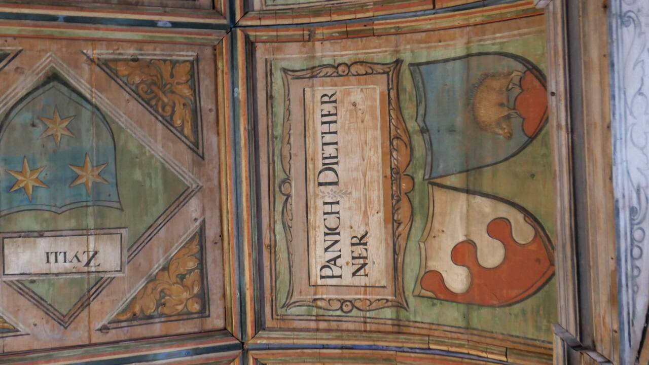 Blick zu den landständischen Wappen an der Decke des Rittersaals.   Blick zu den landständischen Wappen an der Decke des Rittersaals.