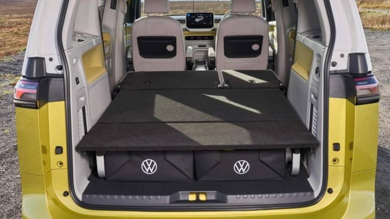 Platz für bis zu sieben Personen oder einen enormen Stauraum – das bietet der vorsteuerabzugsfähige, lange VW ID. Buzz.  