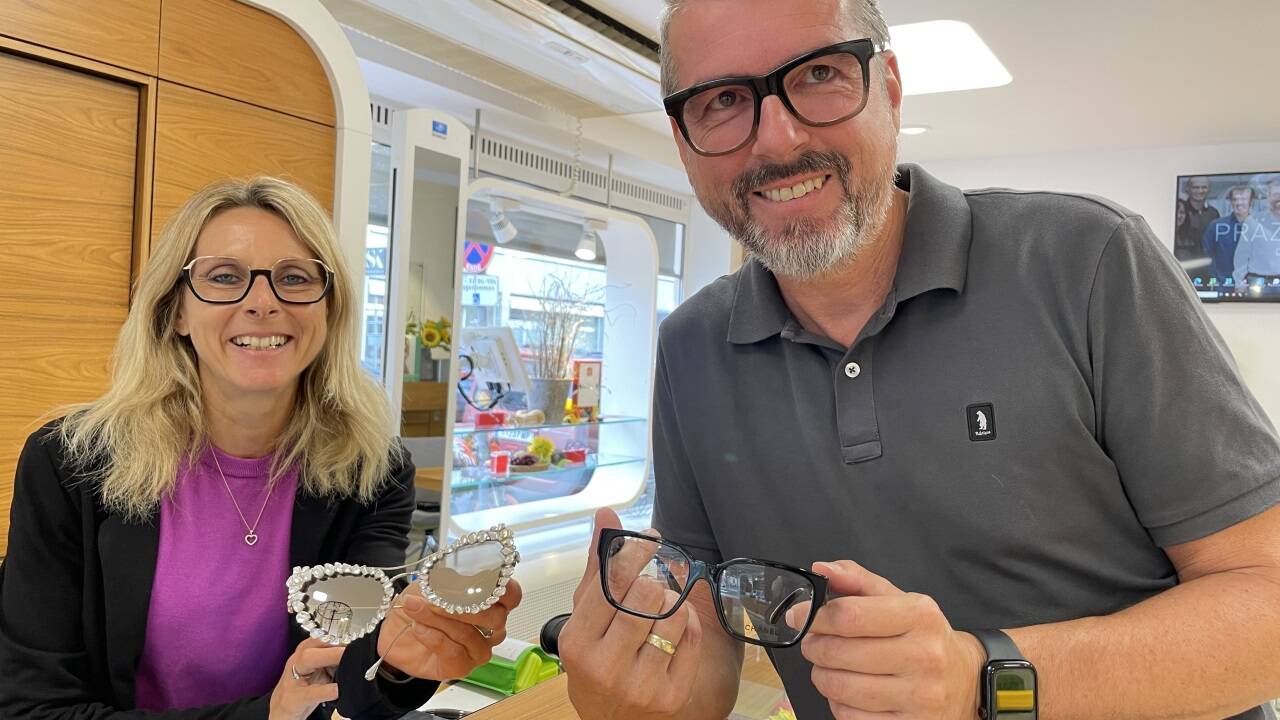 Elisabeth und Horst Heumann: Ihr Aufgabengebiet ist so vielfältig wie die Brillen, die sie verkaufen.  Elisabeth und Horst Heumann: Ihr Aufgabengebiet ist so vielfältig wie die Brillen, die sie verkaufen.