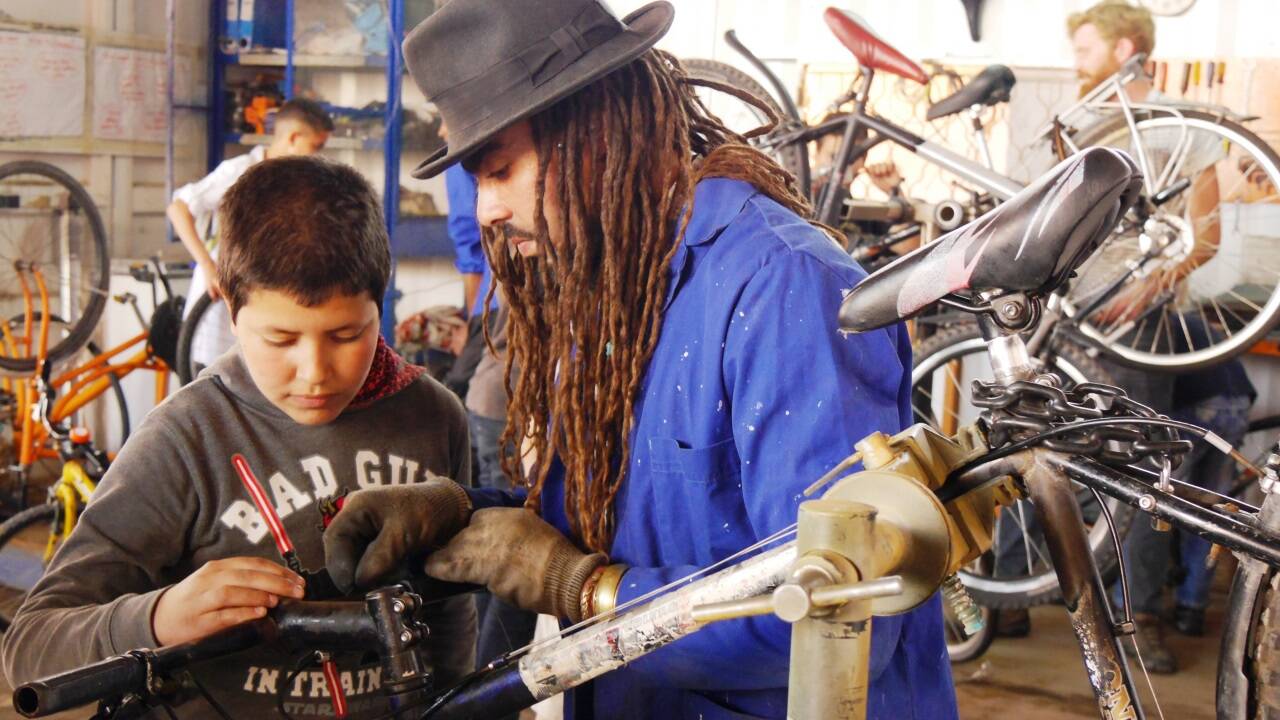 Jamal repariert Mountainbikes mit den Kindern.  Jamal repariert Mountainbikes mit den Kindern.