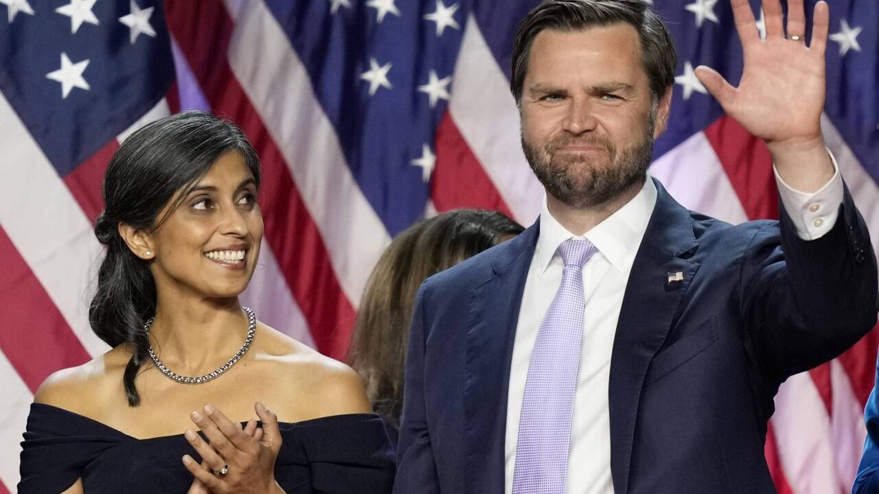 Der bisherige Senator für den Bundesstaat Ohio, J.D. Vance, mit seiner Frau Usha nach dem Wahlsieg Trumps. Der bisherige Senator für den Bundesstaat Ohio, J.D. Vance, mit seiner Frau Usha nach dem Wahlsieg Trumps.