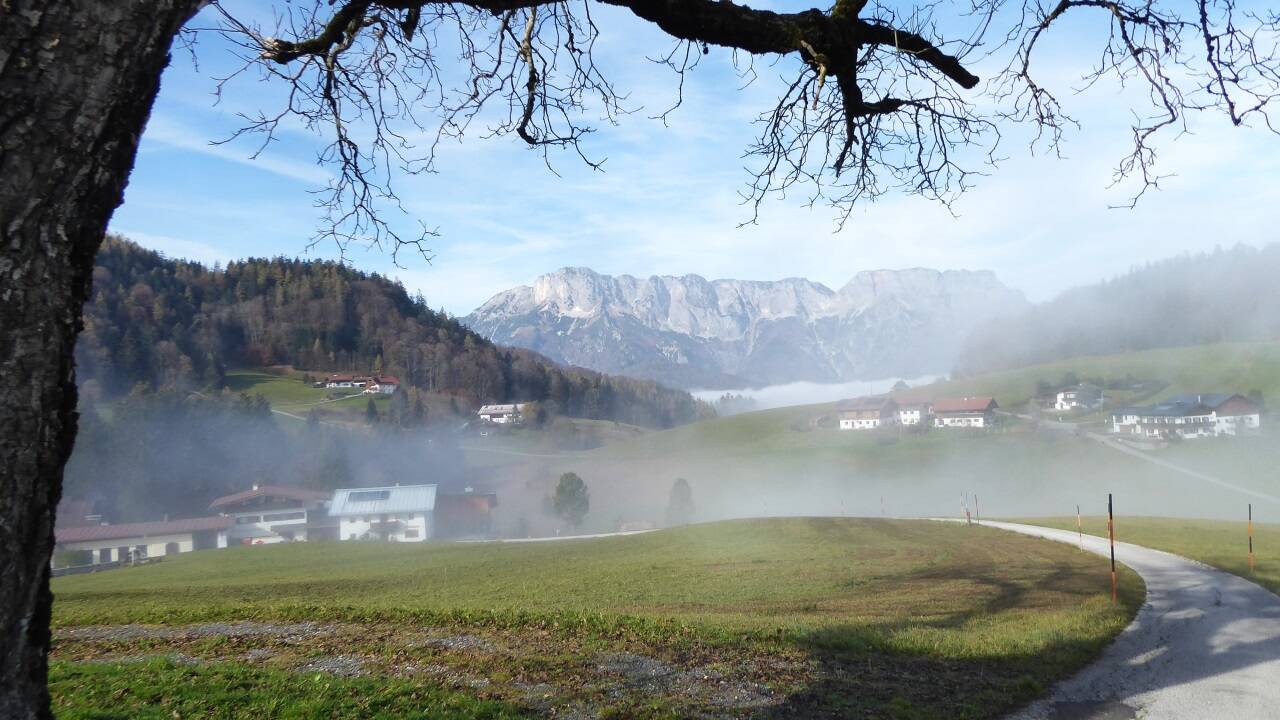 Mit Blick auf den Untersberg führt der Auer Konventionsweg am Gasthaus Neuhäusl vorbei (Bildmitte) auf die Lerchecker Wand (im Bild links).  