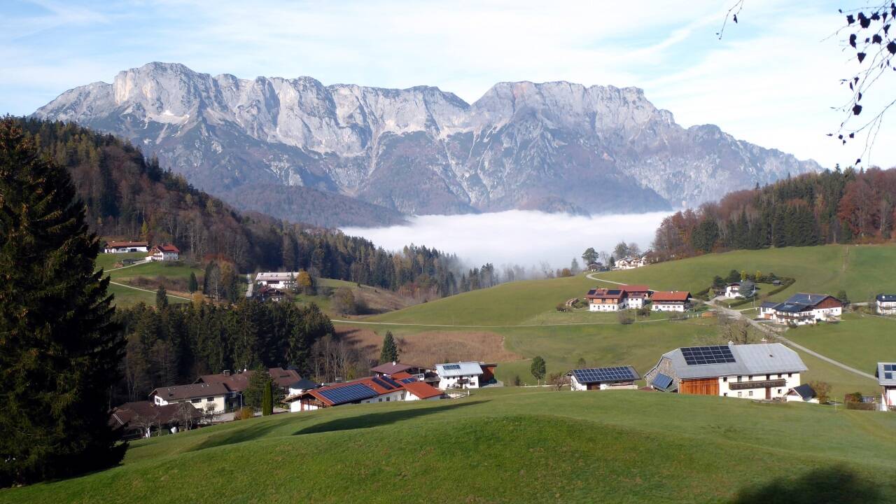 Mit Blick auf den Untersberg führt der Auer Konventionsweg am Gasthaus Neuhäusl vorbei (Bildmitte) auf die Lerchecker Wand (im Bild links).  