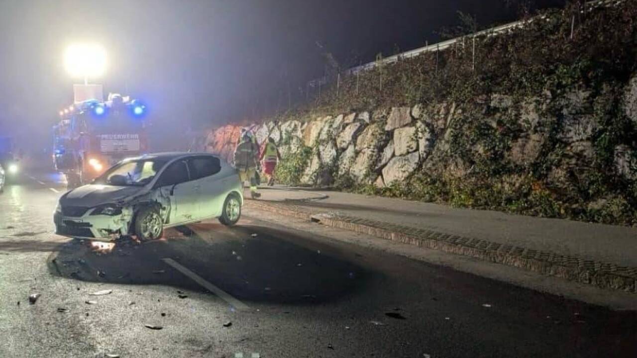 Warum die 17-Jährige auf die Gegenfahrbahn geriet, ist Gegenstand von Ermittlungen.  Warum die 17-Jährige auf die Gegenfahrbahn geriet, ist Gegenstand von Ermittlungen.