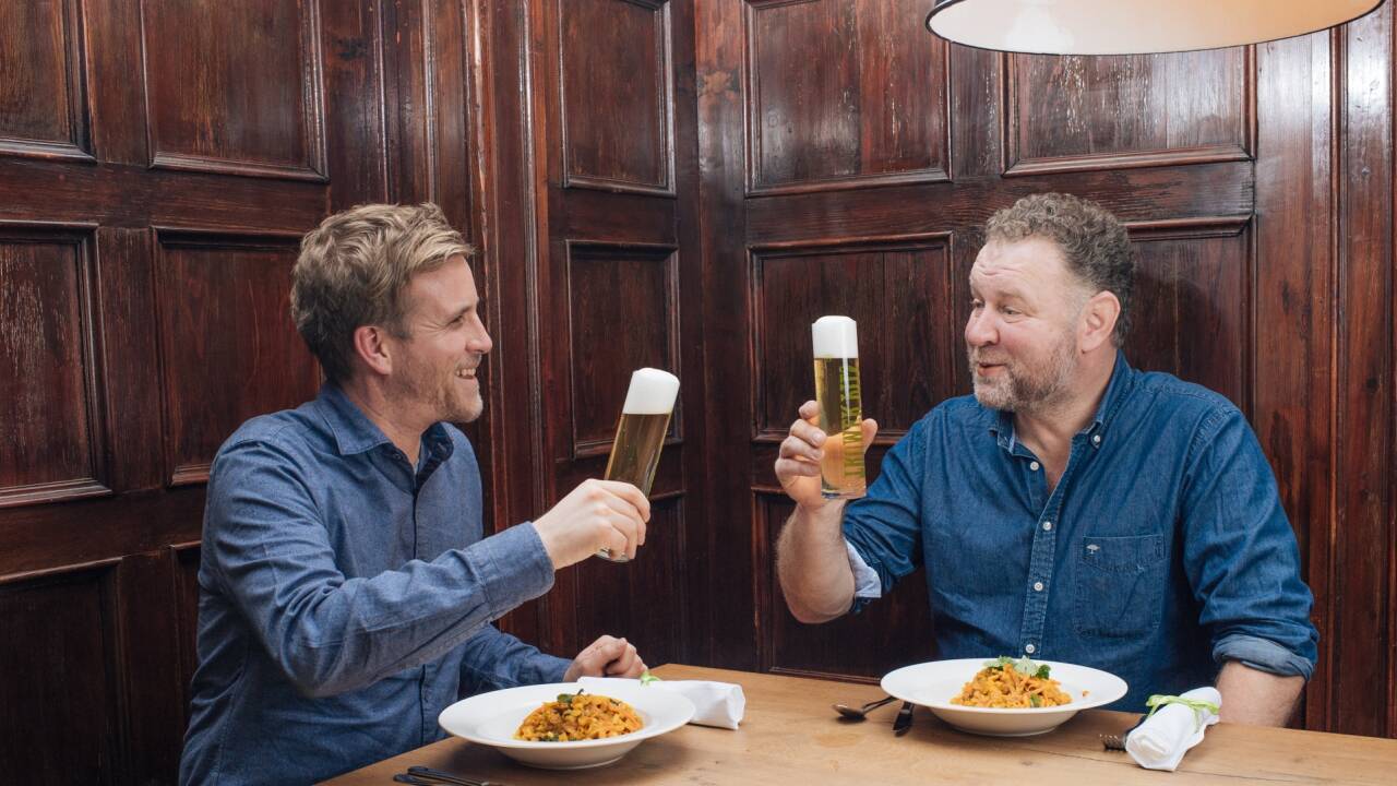Scharfes Essen, kühle Blonde. Seppi Sigl stößt mit SN-Redakteur Peter Gnaiger auf die gelungene Vermählung regionaler Gemüse mit orientalischen Gewürzen an. 