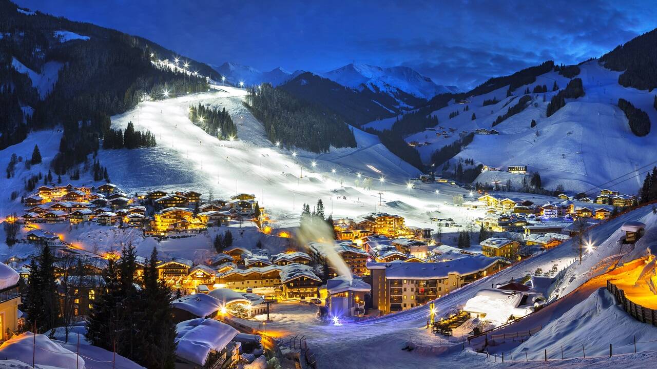Der Blick auf die 1,2 Kilometer lange Nachtskipiste am Unterschwarzachlift in Hinterglemm macht Lust auf abendlichen Skispaß. 