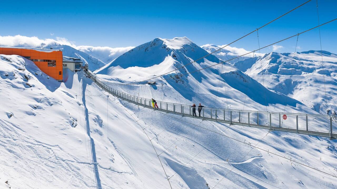 Die Hängebrücke am Stubnerkogel im Gasteinertal ermöglicht Aus- und Tiefblicke. 