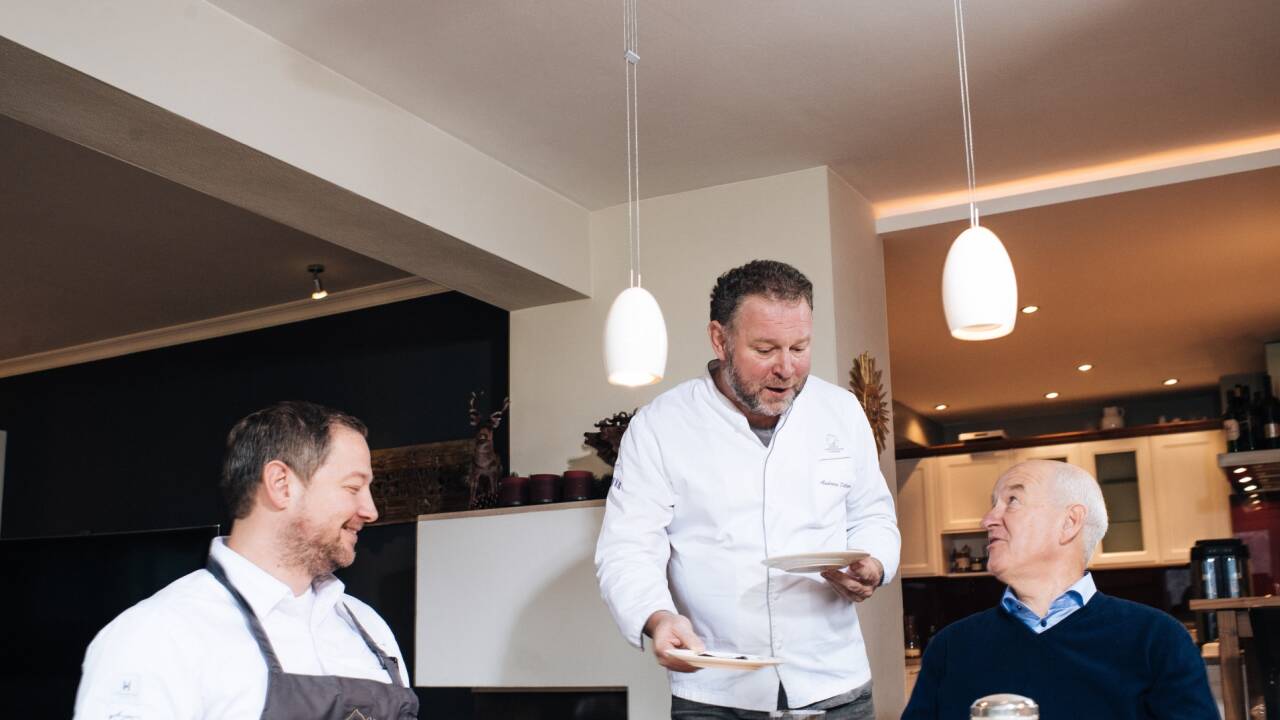 Hart, aber herzlich: Andi und Hermann Döllerer so bekochen, wie es sonst nur Oma oder der Schwiegermutter gelang. 